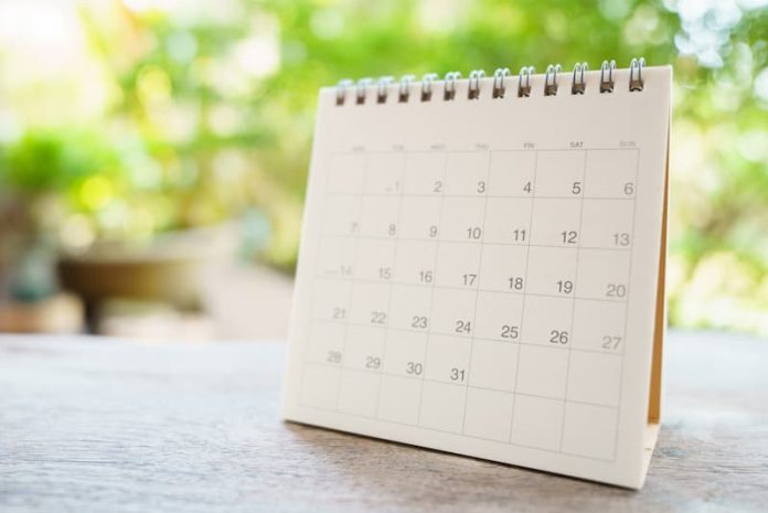 Ein Kalender steht auf einem Tisch, welches sind die Brückentage im Jahr 2022?