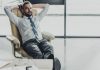 Ein Mann sitzt entspannt im Büro, sollte er die Komfortzone verlassen?