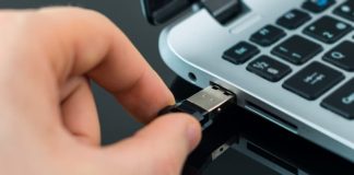 Ein Mitarbeiter betreibt Whistleblowing, er speichert Daten auf einem USB-Stick