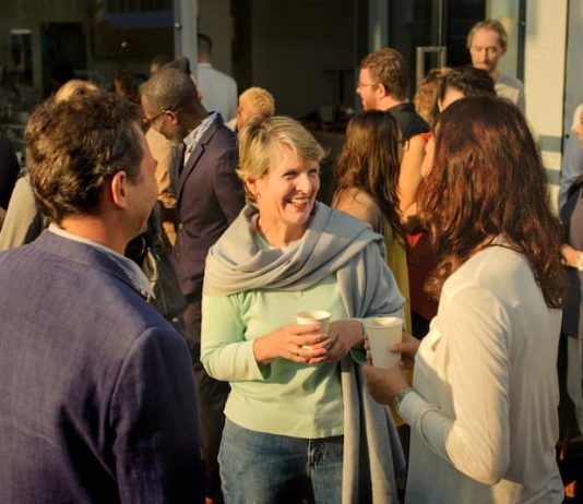 Mehrere Menschen bei einem Networking-Event