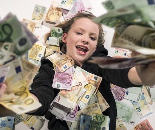 Eine Frau wirft Geld herum, was sind die bestbezahlten Berufe?