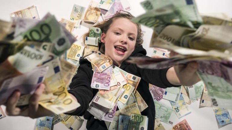 Eine Frau wirft Geld herum, was sind die bestbezahlten Berufe?