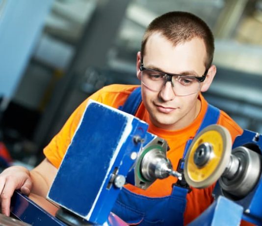 Ein Arbeiter ist mithilfe der Arbeitnehmerüberlassung in der Metallindustrie tätig