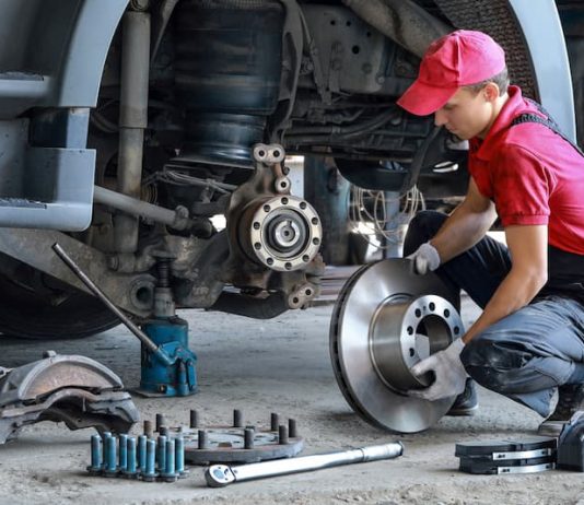 Ein KFZ-Mechatroniker bei der Arbeit, einer der 10 beliebtesten Ausbildungsberufe 2022