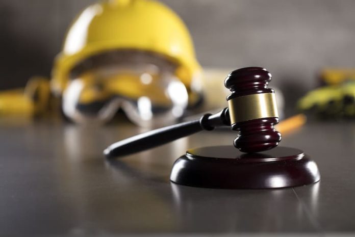 Ein Richterhammer und ein Bauhelm, Symbolbild für verdeckte Arbeitnehmerüberlassung