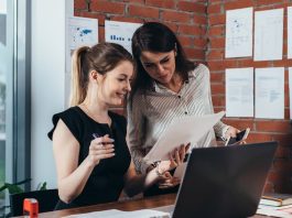 Eine Mitarbeiterin mit der Chefin während der Probezeit ihrer Ausbildung