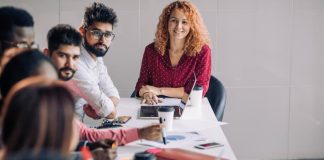 Ein Meeting mehrerer Beschäftigter zur Mitarbeitermotivation