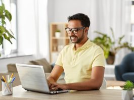 Ein Mann ist zufrieden durch Selbstmanagement