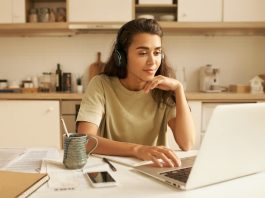 Eine Frau arbeitet als Honorarkraft