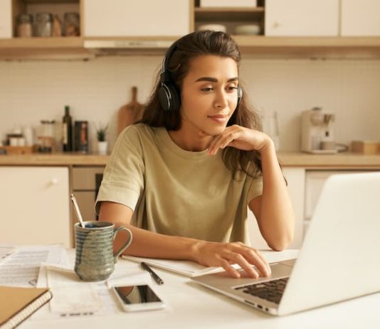 Eine Frau arbeitet als Honorarkraft