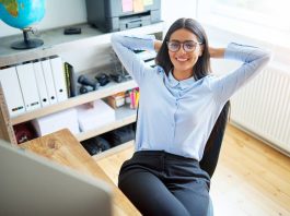 Eine Frau arbeitet als Solopreneur