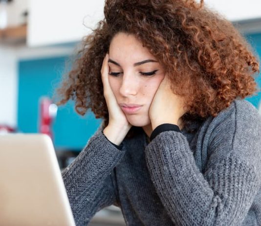 Eine Frau leidet an Frühjahrsmüdigkeit