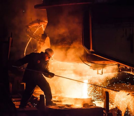 Ein Mann arbeitet im Stahlwerk, er erhält die Schmutzzulage