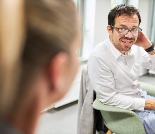 Ein Mensch ist skeptisch bei einem Vorschlag, wie geht man mit Bedenkenträgern um?