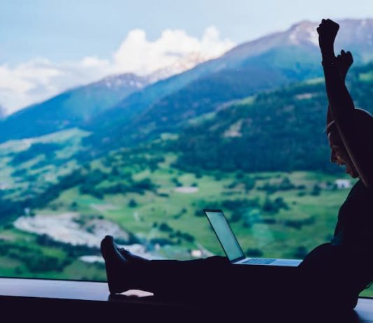 Ein Mann arbeitet als Digitaler Nomade