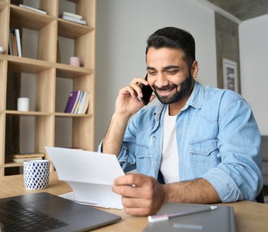 Ein Mann bei einem Telefoninterview