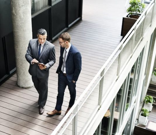 Ein Mann im Gespräch mit seinem Geschäftsführer, was ist Intrapreneurship?