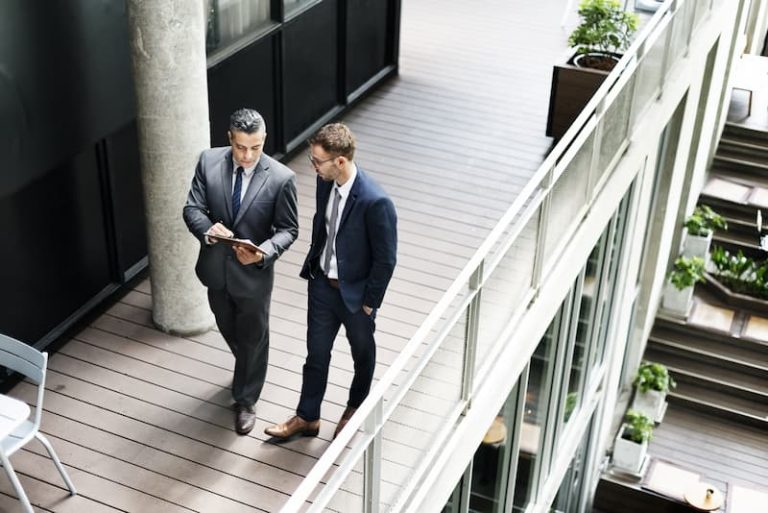 Ein Mann im Gespräch mit seinem Geschäftsführer, was ist Intrapreneurship?