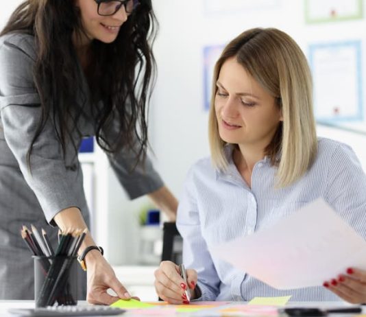 Eine Frau ist dabei Aufgaben zu delegieren
