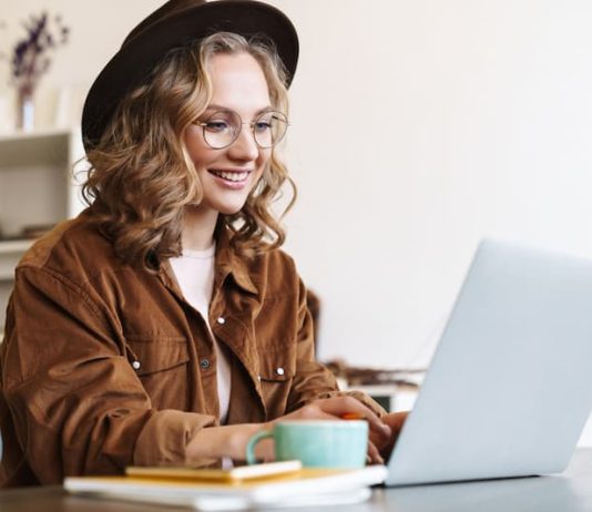 Eine Frau schreibt ein Resümee