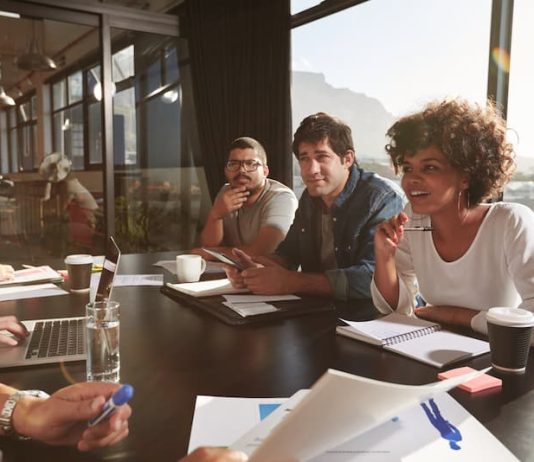 Mehrere Menschen diskutieren im Büro, was ist die Kaizen-Methode?