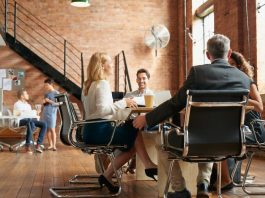 Mitarbeiter in einem Büro, was sind Kennzeichen für New Work?