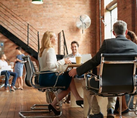 Mitarbeiter in einem Büro, was sind Kennzeichen für New Work?