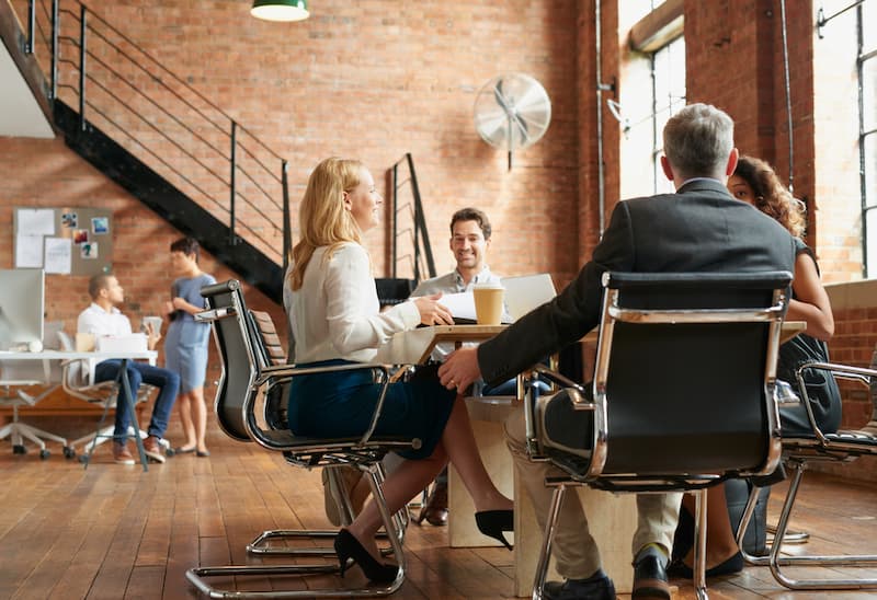 Mitarbeiter in einem Büro, was sind Kennzeichen für New Work?