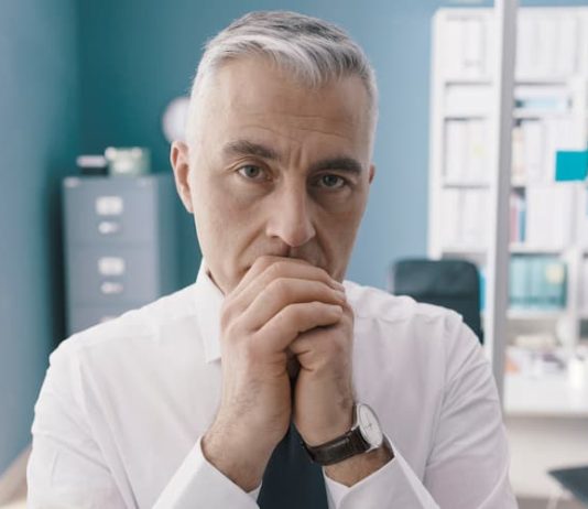 Ein älterer Mann ist besorgt, welche Formen von Ageismus es gibt?