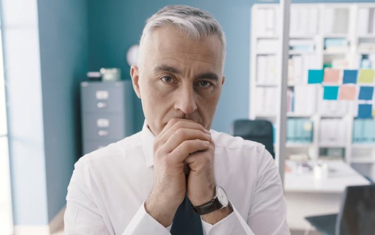 Ein älterer Mann ist besorgt, welche Formen von Ageismus es gibt?