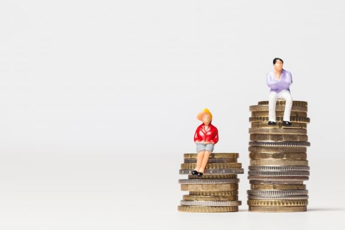 Ein Mann und eine Frau stehen auf Münzen, was ist der Gender Pay Gap?