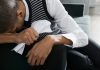 Ein Mann weint im Büro, was ist Diskriminierung am Arbeitsplatz?