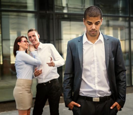 Ein Mann wird aufgrund der Hautfarbe ausgegrenzt, was ist Diskriminierung?