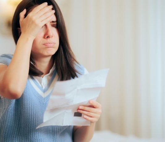 Eine Frau erhält eine Abmahnung in der Ausbildung
