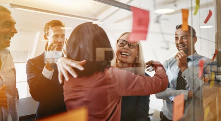 Eine Kollegin umarmt eine andere Kollegin, wie sollte der Abschied von Kollegen bei einem Jobwechsel ablaufen?