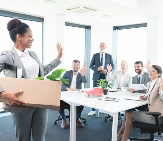 Eine Mitarbeiterin verlässt das Büro, wie gelingt der Abschied von Kollegen?