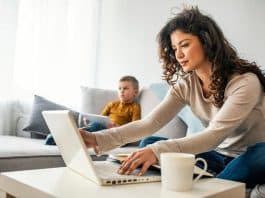 Eine Frau arbeitet Zuhause, was ist Work-Life-Blending?