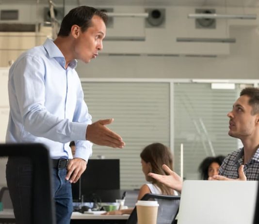 Zwei Mitarbeiter in einer Diskussion, wie erlernt man Kritikfähigkeit?