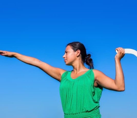 Eine Frau wirft einen Bumerang, was ist der Bumerang-Effekt?