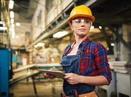 Eine junge, zufriedene Frau bei der Arbeit, wie lässt sich die Ausbildungszeit verkürzen?