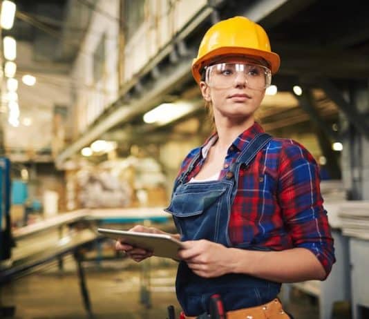 Eine junge, zufriedene Frau bei der Arbeit, wie lässt sich die Ausbildungszeit verkürzen?