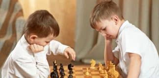 Zwei Kinder spielen Schach, wie erkennt man Hochbegabung?