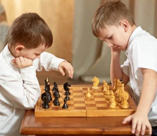 Zwei Kinder spielen Schach, wie erkennt man Hochbegabung?