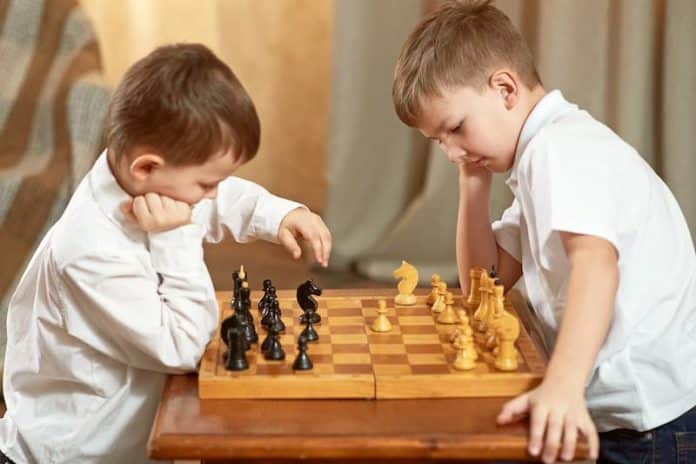 Zwei Kinder spielen Schach, wie erkennt man Hochbegabung?
