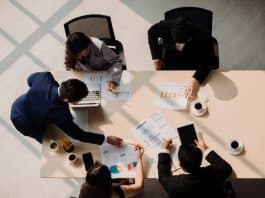 Mitarbeiter diskutieren eine SWOT-Analyse