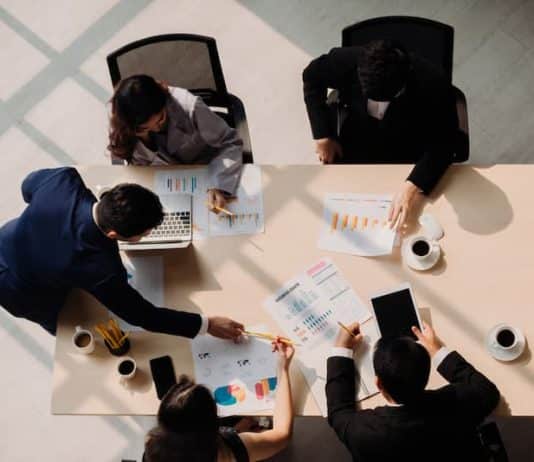 Mitarbeiter diskutieren eine SWOT-Analyse
