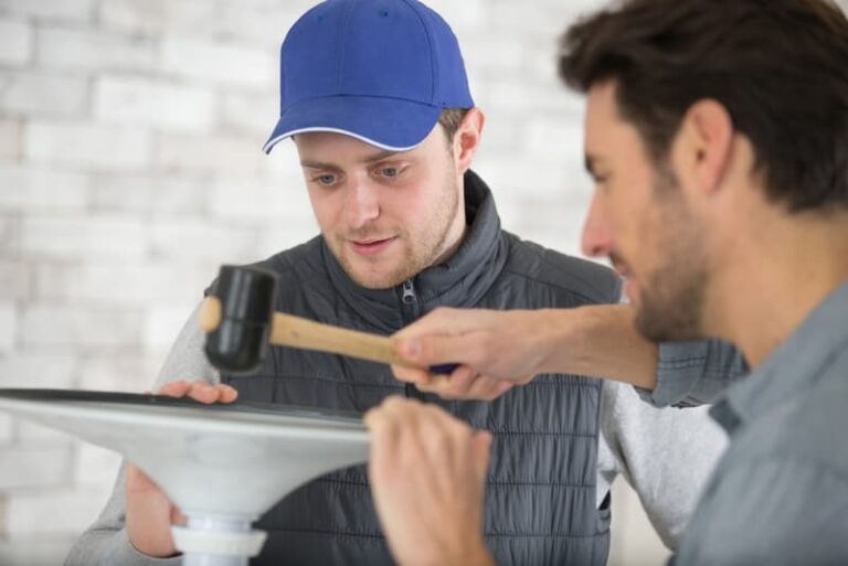 Ein Mann arbeitet als Montagehelfer, was gibt es für Jobs ohne Ausbildung?
