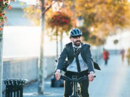 Ein Mann fährt mit dem Rad zur Arbeit