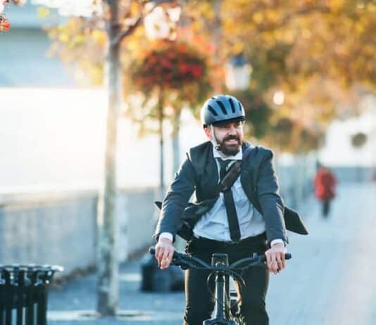 Ein Mann fährt mit dem Rad zur Arbeit