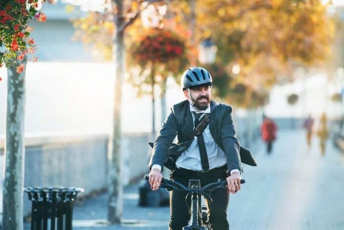Ein Mann fährt mit dem Rad zur Arbeit